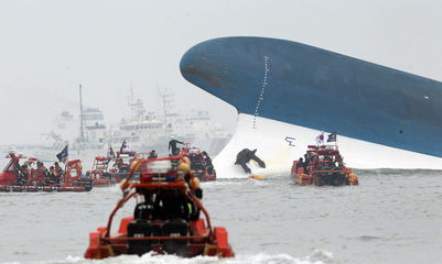 韩国搜救人员夜间搜寻沉船失踪者