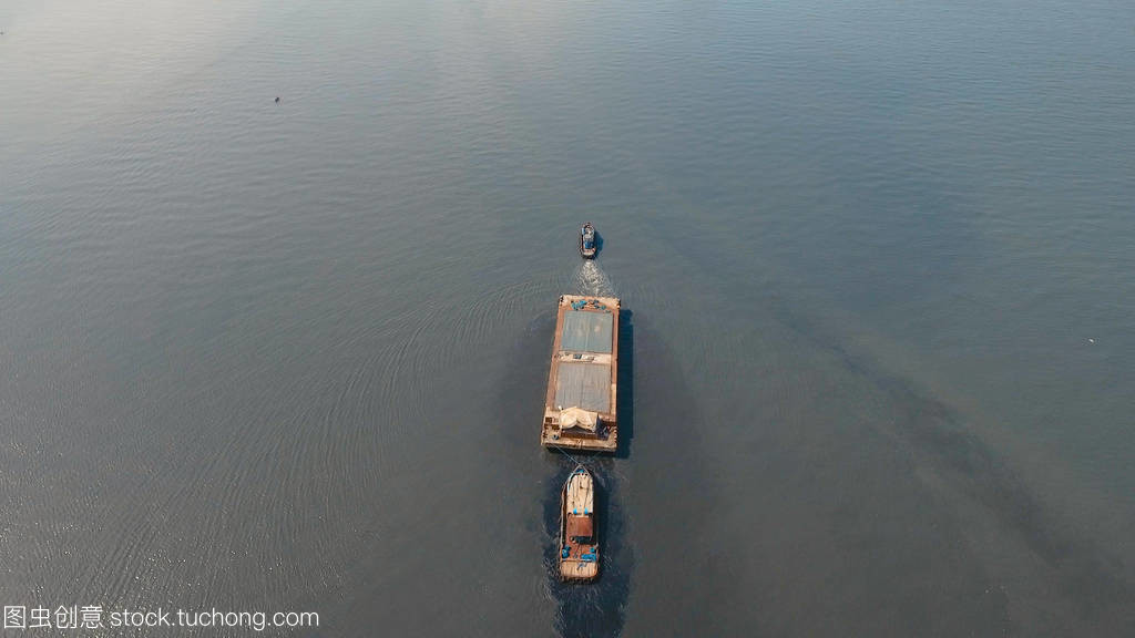 鸟瞰图拖船和驳船在海中。菲律宾马尼拉